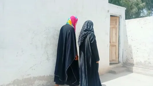 2 个戴穆斯林头巾的穆斯林女大学生与坚硬的大黑鸡巴发生性关系