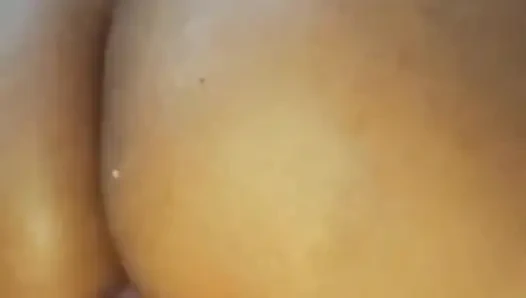 Шри-ланкийская подруга играет с большим бринджалом