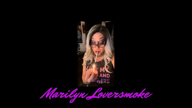 Соблазнение курением, трогательная трогательная транс-богиня Marilyn Loversmoke