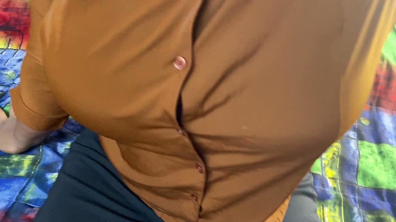 Hermanastro se folló el coño cuando fue visto a través de los pantalones rotos