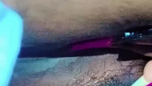 Да крупным планом волосатую толстую черную киску трахают пальцами