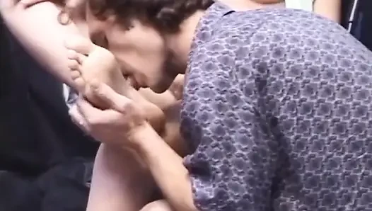 Orta yaşlı seksi kadın ve Alman kızla ayak fetişi gösterisini izleyin