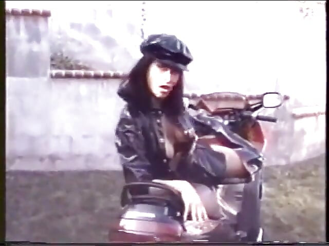 สาวเซ็กซี่สนุกกับการเย็ดสุดแรงจากหนุ่มกล้ามกลางแจ้ง