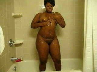 シャワーで焦らす曲線美の黒人