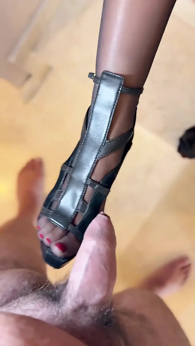 Topuklu Ayakkabılı, Iç Çamaşırlı Ve Siyah Çoraplı Tina, Loulou'ya Ayaklarıyla, Topuklu Ayakkabılarıyla Mastürbasyon Yapıyor, Berbat Ve Onu Bir Sürtük Gibi Sikiyor