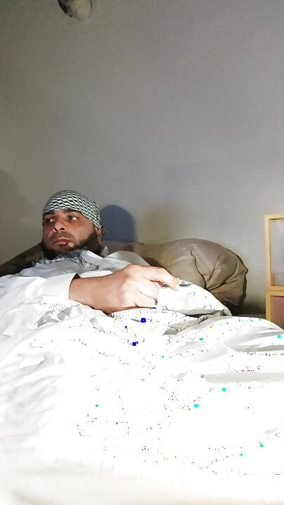 Dirtyjunkbro mengenakan pakaian Afghanistan, kaus kaki dek kencing dan minum kencing