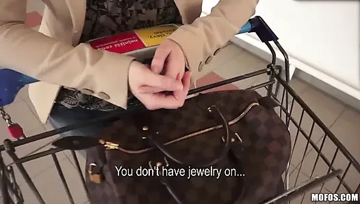 Öffentliche Pickups - Denisa heaven begnÃ1/4gscht sich mit einer Perlenkette