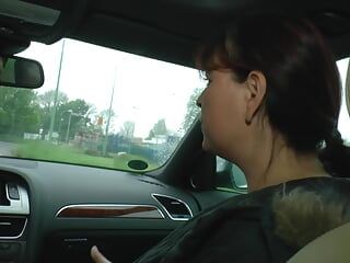 Немецкая сучка любит делать это в машине
