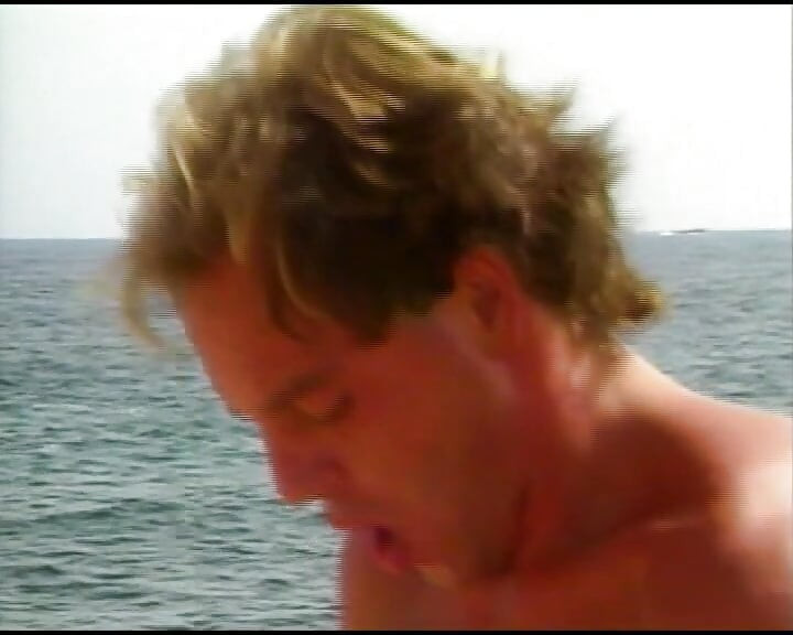 Putas alemanas calientes compartiendo polla y esperma en la playa