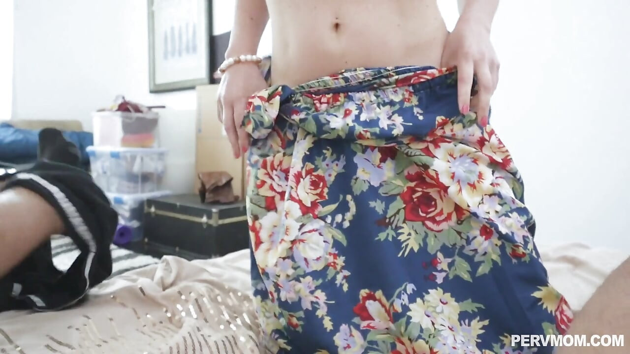 Mẹ kế hứng tình Krissy Lynn thỏa mãn tất cả mong muốn của con riêng