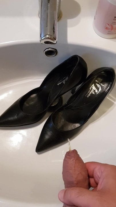 Tribute of piss on her shoes