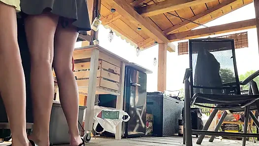 Komşu barbekü partisi yapıyor ve kızlar utanmaz ve külotsuz
