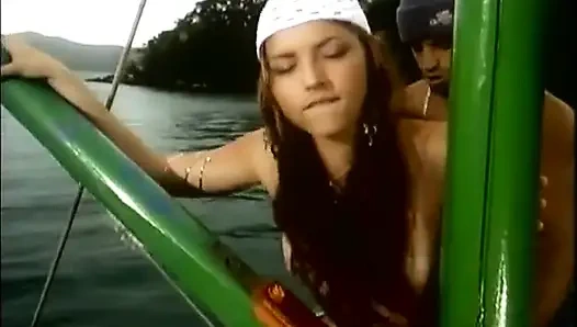 Sea vixen bersandar di atas kapal layar untuk menghadapi kontol