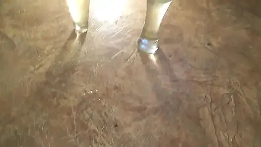 Sexy hausfrau in weißem seidenkleid verzweifelt lange zu pinkeln und dann in ein glas zu pissen