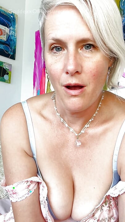 Καυτή MILF Γειτόνισσα Μου Έκανε Μασάζ Προστάτη (JOI)