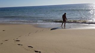 Strandwandeling in kleine bikini