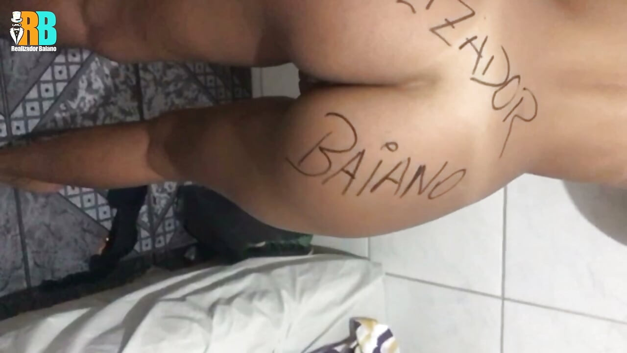 Bahijský režisér šuká vdanou ženu v posteli, zatímco manžel v kožichu přihlíží
