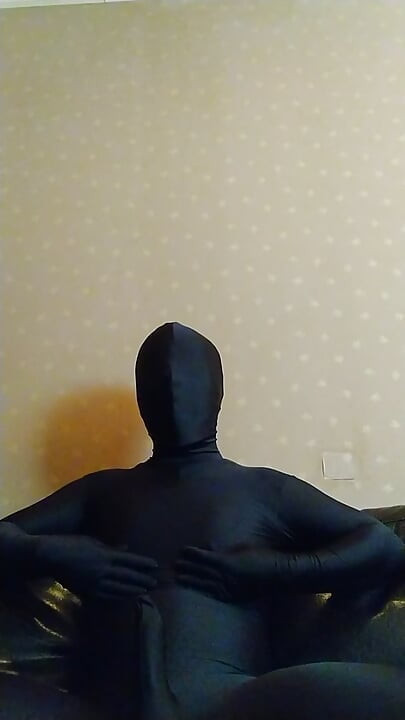 I masturbated comfortably with no makeup, muzzle and nose hook, and full body tights!