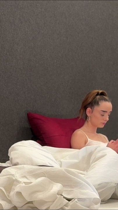 Kleine heisse enge Fotze Alice und ihre BFF Lilly zuhause ohne Hösli mit Miniröckli zeigt Beine und Füsse | Clip 1