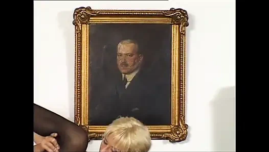 Pantat bahenol sekretaris super hot ini dientot habis-habisan sampai dicrot di mulut