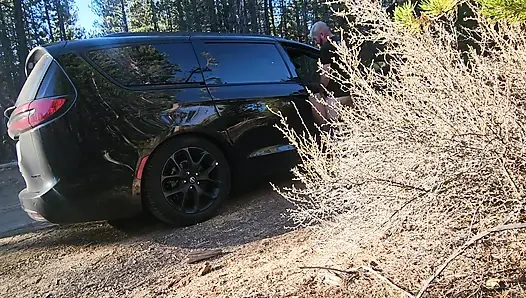 Yol kenarında riley ve logan ile emiyor ve sikişiyor