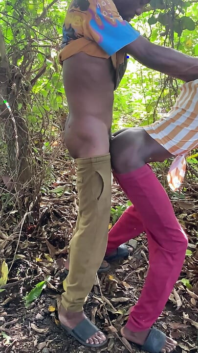 Di Bawah Pohon Mangga Aku Bercinta Pantat Hitam Kembar