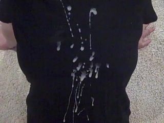 素人穿着黑色衬衫在巨奶上射精