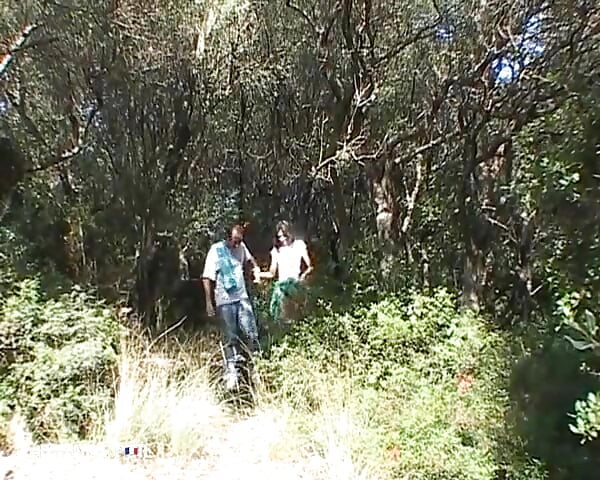 Caminhante e treinador fodem na trilha