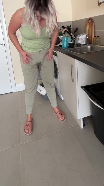Dishes Vs. Full Bladder… I Lost Control and Piss in Pants
