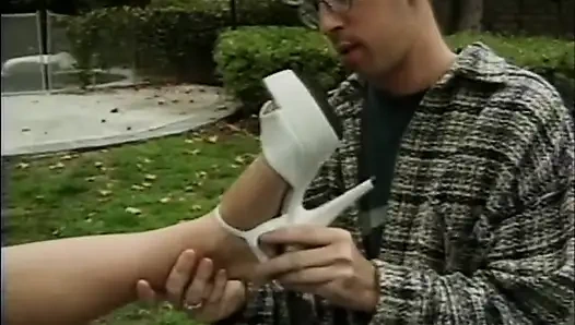 Шлюховатую тинку сняли на улице и трахнули