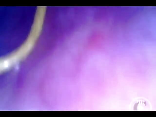 POV jabuke koja joj ulazi u guzicu