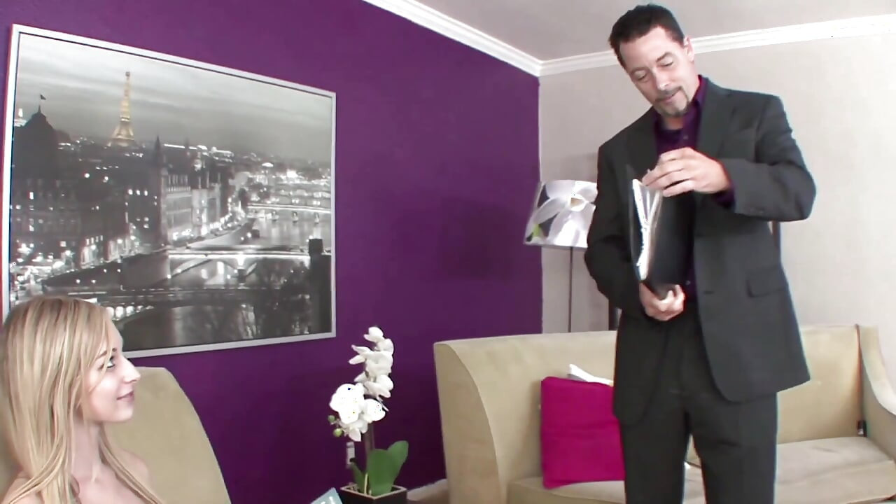 Charley Monroe üvey babasının tıraşlı amına boşalmasını izliyor