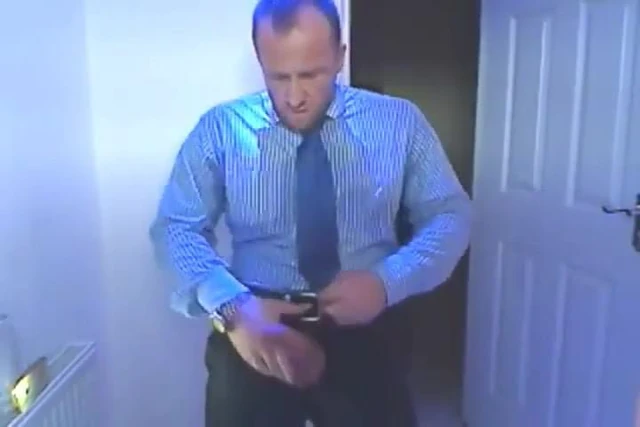 Empresario batendo punheta
