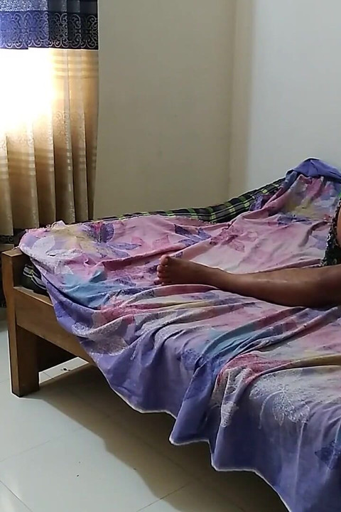 배다른 아들과 침대를 공유하는 발정난 새엄마