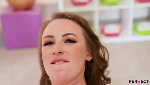 Emma fantazy fickt nüsse, während sie ihren arsch genießt, von BBC gefickt zu werden