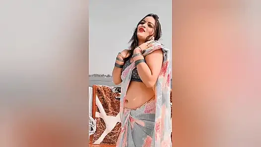 ITNE DINO BAAD KAAMWALI BAI KO CHODNE KA MOUKA MILA