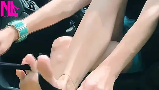 Çıplak elbiseli siyah estrad sandaletli erkek delisi