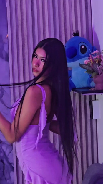 दिसंबर यहाँ है मेरी सुंदर सभी सुंदर चीजों का महीना प्यार करता है यहाँ आओ मैं तुम्हारे लिए इंतज़ार कर रहा हूँ चलो