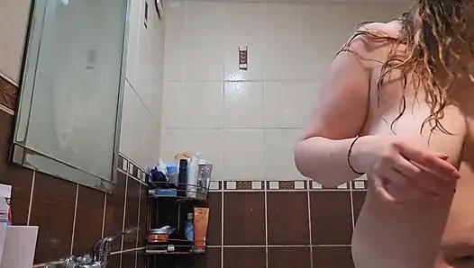 Cewek semok ini lagi asik masturbasi dan sange di kamar mandi