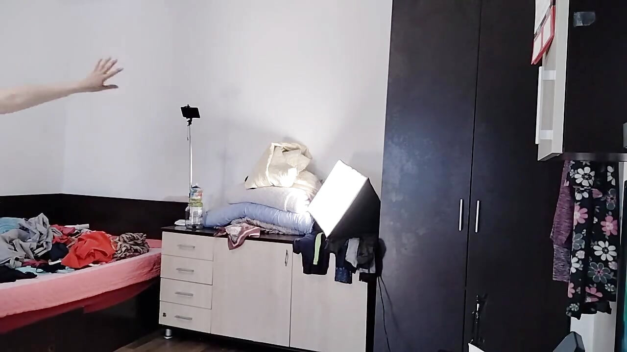 Seksi latin deniyor ve kıyafetlerini kesiyor. Kıllı seksi latin