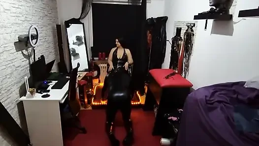 Latex domme fäuste klaffendes arschloch weit offen tropft