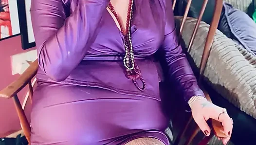 Tina snua si cewek yang glamor lagi asik sama cowok berondong sambil merokok