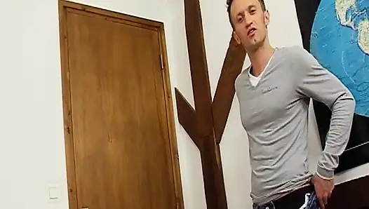 O, yüzüne büyük döl boşalmadan gün geçemeyen Fransız sürtük