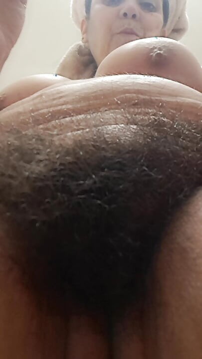 Tante seksi dengan memek tebal dan berbulu lagi dipamerin