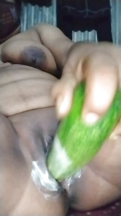 Desi viral slut put hand and fucking harder my pussy with cucumber