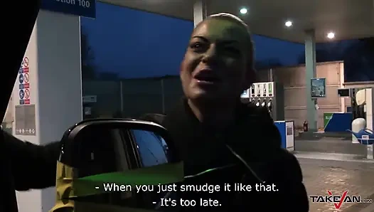 Putz-pfadfinderin auf tankstelle gefunden, springt zum van für großen schwanz