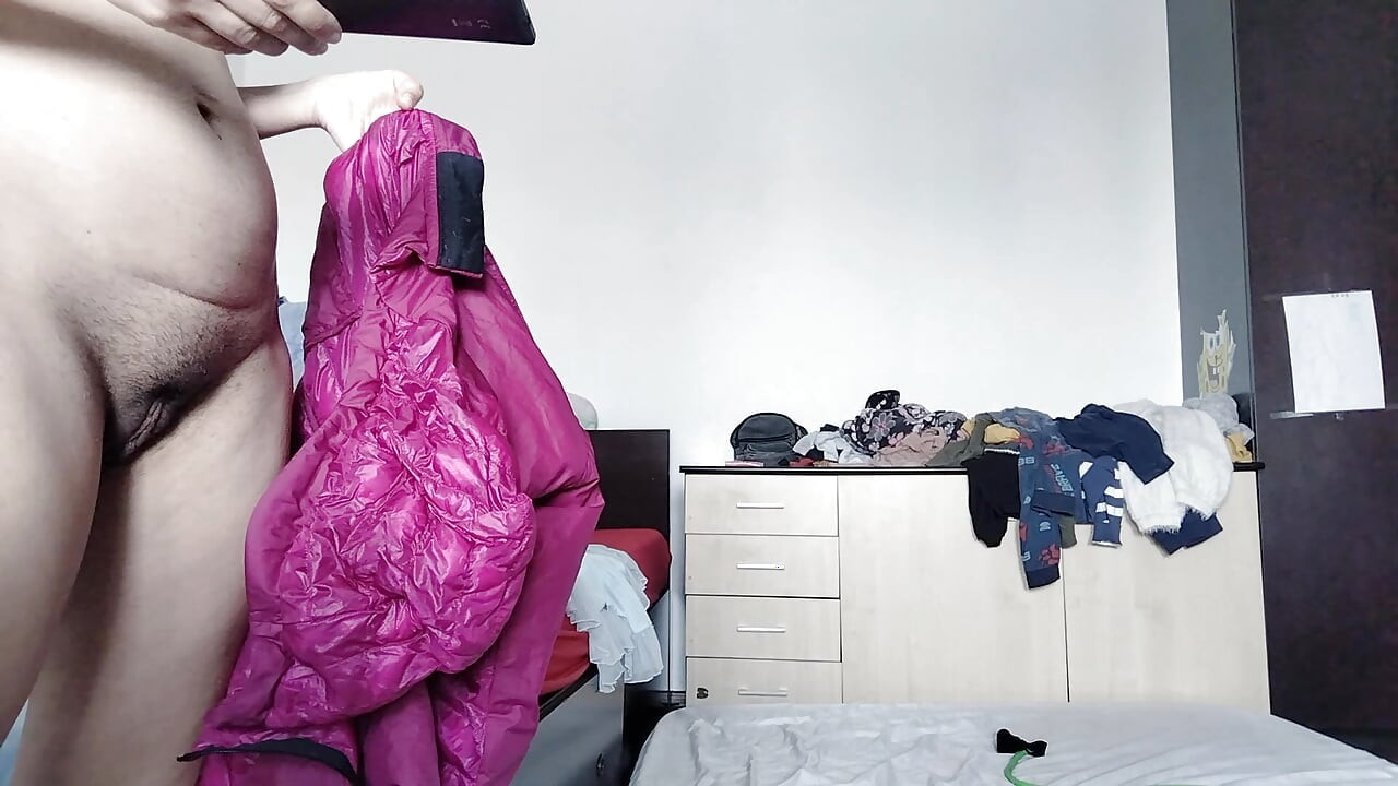 Sexy máma tančí nahá v domě. Latinskoamerické chlupy na kundičku, velký zadek.