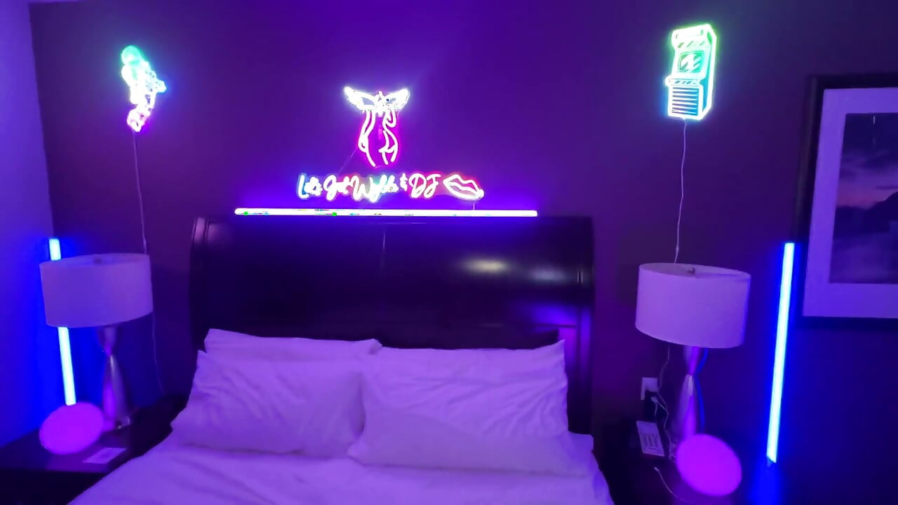 Ich reite den heißen dj-schwanz, bis er auf meinen arsch kommt