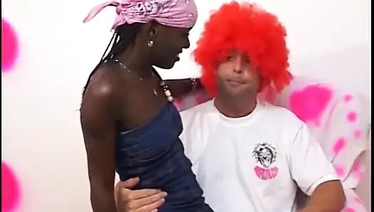 Güzel zenci küçük memeli bebek astride duruyor ve içine yarak alıyor
