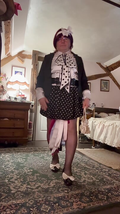 Vestida con un atuendo con una falda hinchada corta para una noche
